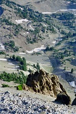 Parkoviště z půli svahu.