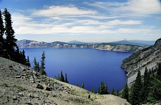 Poklidná hladina východního okraje jezera.