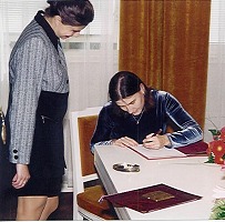 Carol still signing / Carol furt ještě podepisuje