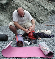 Sid fishing out a pebble from Tommy's mouth