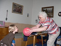 Babička Jožinka připravila balónky.