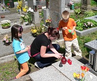 Na hřbitově, kam pohřbili strejdu.