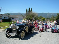 A veteran car at the head of the parade.