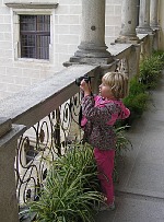 Lisa fotografuje zámek