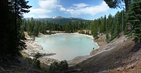 Boiling Springs Lake a Lassen Peak.