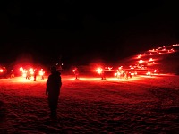 Sjezd s pochodněmi. (foto Rumiko) Sjezd s pochodněmi. (foto Rumiko)