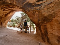 Chvilička v Navajo Arch bez dalších turistů v záběru. Chvilička v Navajo Arch bez dalších turistů v záběru.