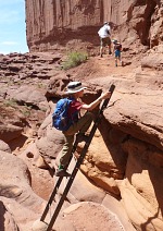 Tom na stezce ve Fisher Towers, Utah. Tom na stezce ve Fisher Towers, Utah.