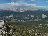 Tuolomne Meadows — ta šedivá placka vpravo je Lembert Dome. Tuolomne Meadows — ta šedivá placka vpravo je Lembert Dome.