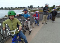 Děti s tatínkem a babičkou stihly cyklovýlet do Santa Cruz... Děti s tatínkem a babičkou stihly cyklovýlet do Santa Cruz...