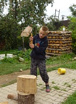 Tom se učí štípat dříví. Tom se učí štípat dříví.