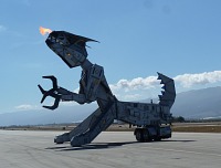 Robosaurus, animovaná atrakce na Leteckém dni v Salinas. Robosaurus, animovaná atrakce na Leteckém dni v Salinas.