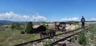 Všudypřítomný šrot a každý kopec hlíny kolem Butte prý značí místo jednoho z mnoha bývalých dolů. Všudypřítomný šrot a každý kopec hlíny kolem Butte prý značí místo jednoho z mnoha bývalých dolů.