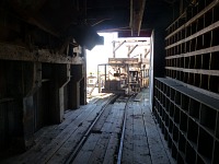 Zde v útrobách důlní věže vozíky najížděly pod násypky. Zde v útrobách důlní věže vozíky najížděly pod násypky.