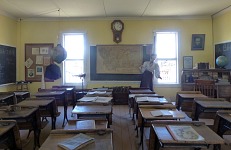 S paní učitelkou v této historické školní třídě je to trochu nahnuté. S paní učitelkou v této historické školní třídě je to trochu nahnuté.