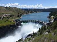 Přehrada Kerr na Flathead River, Montana. Přehrada Kerr na Flathead River, Montana.