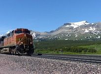 Souprava BNSF projíždí Marias Pass, Montana, východním směrem Souprava BNSF projíždí Marias Pass, Montana, východním směrem