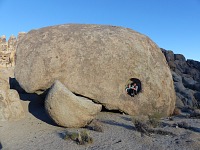 V Alabama Hills mají kukaň na zlobivé sůvy. V Alabama Hills mají kukaň na zlobivé sůvy.