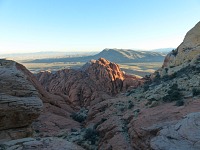 Vyhlídka z hřebínku nad jezírkem - v popředí červené skály Red Rock Canyon, vzadu Las Vegas. Vyhlídka z hřebínku nad jezírkem - v popředí červené skály Red Rock Canyon, vzadu Las Vegas.