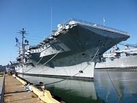 USS Hornet kotví u ostrova Alameda. USS Hornet kotví u ostrova Alameda.