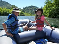 Tom a Lisa raftují na Rogue River. Tom a Lisa raftují na Rogue River.