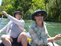 Sid a Carol raftují na Rogue River. Sid a Carol raftují na Rogue River.
