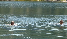 Carol a Luba plavou v Lane Lake. Carol a Luba plavou v Lane Lake.