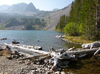 Modré pleso a zakouřená Sierra Nevada. Modré pleso a zakouřená Sierra Nevada.