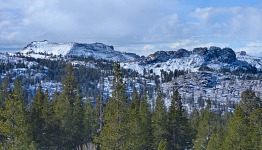 Zadní strana Kirkwoodu z Carson Pass. Zadní strana Kirkwoodu z Carson Pass.