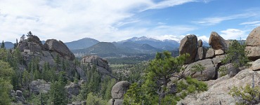 Z chodníčku k jezírku Drahokam je vyhlídka na Estes Park a Skalisté hory.