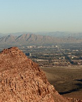 Z vršku Red Rock lze pozorovati Charleston Boulevard, an
protíná mnoha mílemi Las Vegas, Nevada. Z vršku Red Rock lze pozorovati Charleston Boulevard, an
protíná mnoha mílemi Las Vegas, Nevada.