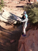 Děti mají předvánoční druhé vánoce z kusu ledu v Red Rock Canyon, Nevada. Děti mají předvánoční druhé vánoce z kusu ledu v Red Rock Canyon, Nevada.