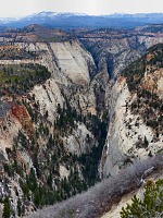 Celkem ploských pět kilometrů k vyhlídce zpestřovaly poledy do šluchty (Mystery Canyon). Celkem ploských pět kilometrů k vyhlídce zpestřovaly poledy do šluchty (Mystery Canyon).