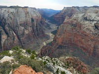 Vyhlídka z Pozorovatelny na Angels Landing a Varhany. Vyhlídka z Pozorovatelny na Angels Landing a Varhany.