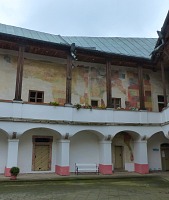 Na hradě je množství fresek z patnáctého století. Na hradě je množství fresek z patnáctého století.