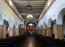 Misijní kostel - dřevěný, dýchající teplem, pestrobarevný. Misijní kostel - dřevěný, dýchající teplem, pestrobarevný.