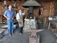 Přátelští kováři ve skanzenu. Přátelští kováři ve skanzenu.