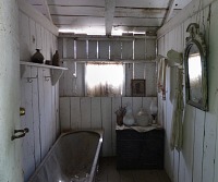 Kypící zastávka dostavníku měla i takovou vymoženost jako veřejnou koupelnu. Kypící zastávka dostavníku měla i takovou vymoženost jako veřejnou koupelnu.