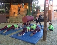 MIB, agent F dohlíží na rozcvičování ufonků. MIB, agent F dohlíží na rozcvičování ufonků.