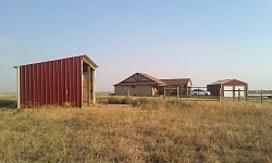 Sid zkoumal kabely internetového připojení, pro mě bylo prioritou, abych měla kam umístit kozenky. Sid zkoumal kabely internetového připojení, pro mě bylo prioritou, abych měla kam umístit kozenky.