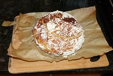 Chleba &mdash; papír se většinou dá oloupat.