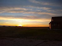 Západ slunce nad sousedovou střechou.