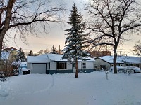 I náš domek ve městě stále stojí.