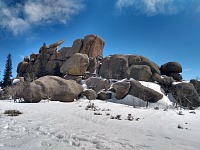 Přes všechen sníh se tu stále leze.