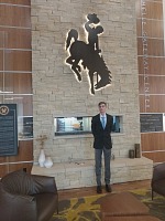 Tom na pohovoru na Univerzitě.