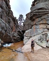 V půlce dubna byl u Hidden Falls ještě občas led.