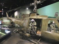 Expozice typického helikoptérového střelce z vietnamské války. Expozice typického helikoptérového střelce z vietnamské války.