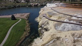 Carol plave v teplém přítoku Bighorn River. Carol plave v teplém přítoku Bighorn River.