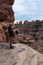 Tom &mdash; a když se pozorně zadíváte, je dole na plošině i Carol.