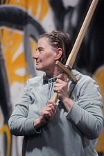 Yeti dostal dřevěný meč, se kterým může tlouct jiné lidi. Yeti dostal dřevěný meč, se kterým může tlouct jiné lidi.